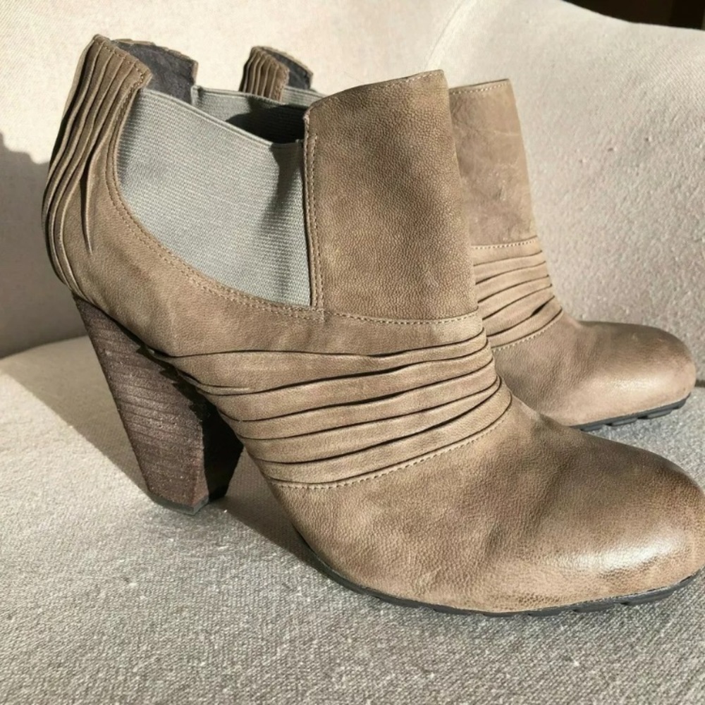 VINCE CAMUTO 11 Bronco Ankle Bootie Heeled Pleated